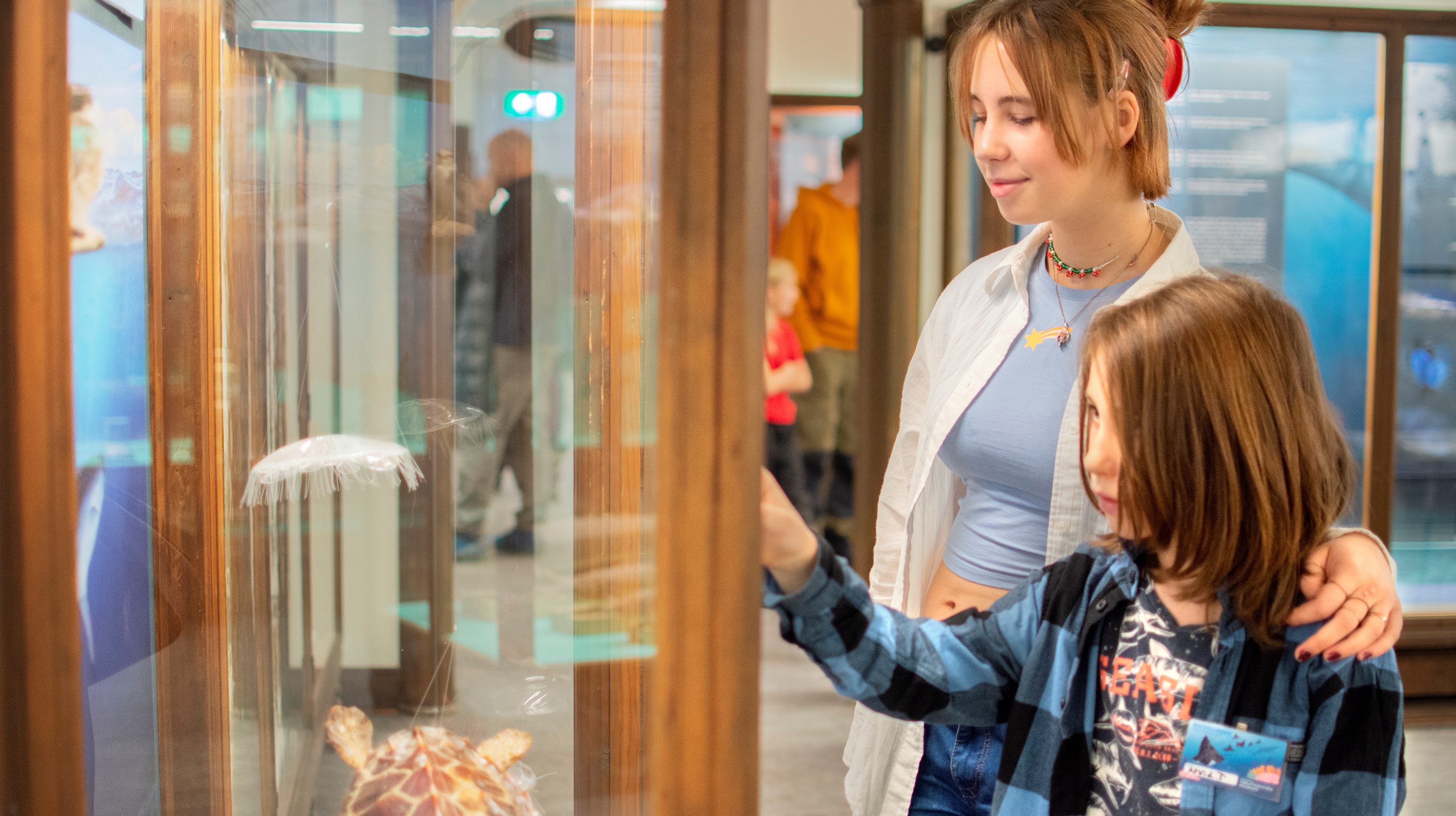 barn framför en monter