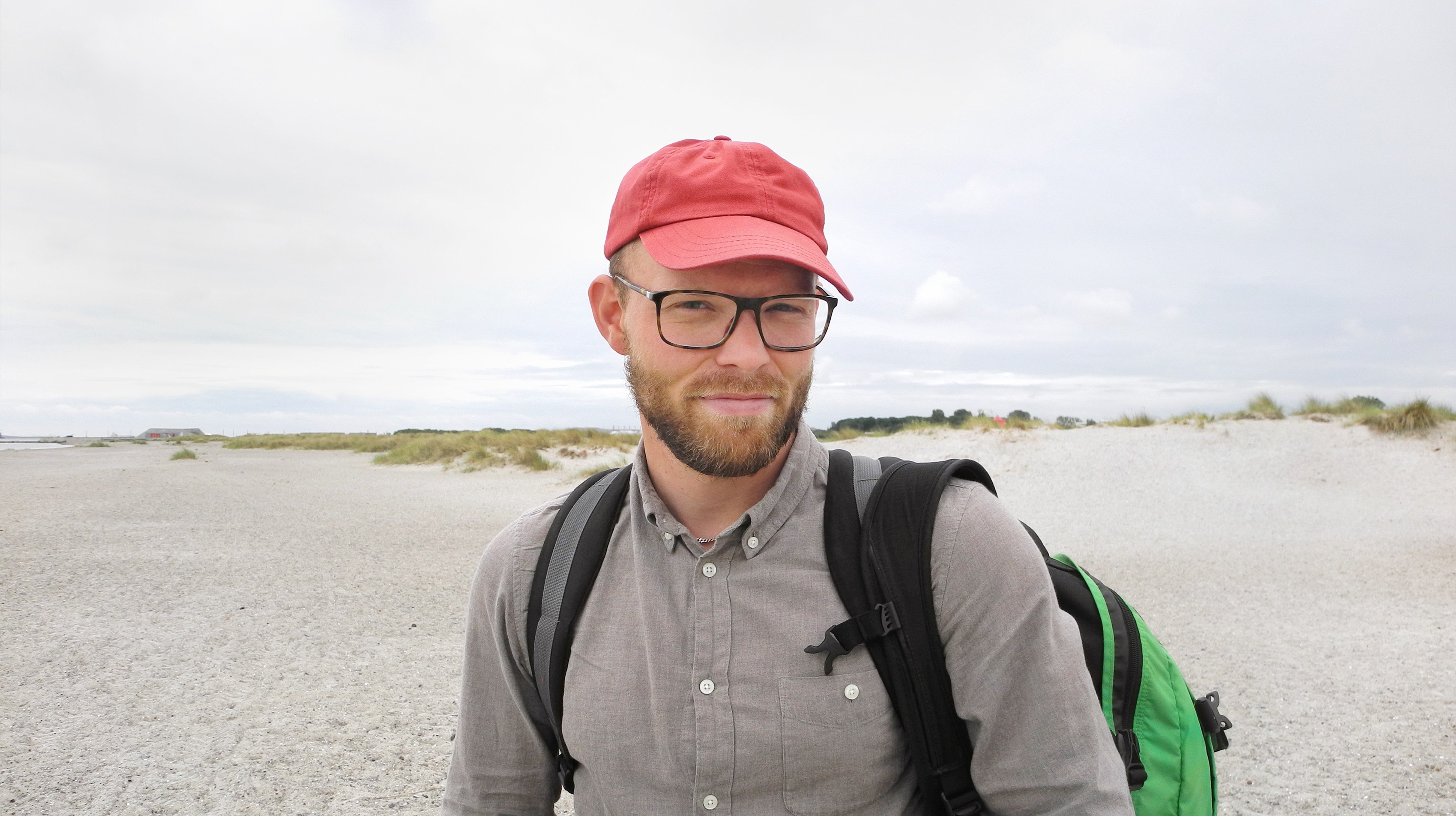Porträtt på forskare Mattias Sandberg på en strand