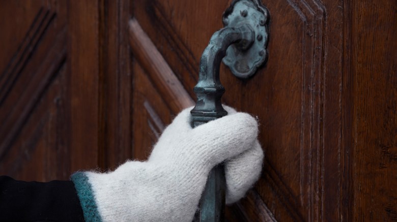 Bild på en hand som håller i ett dörrhandtag