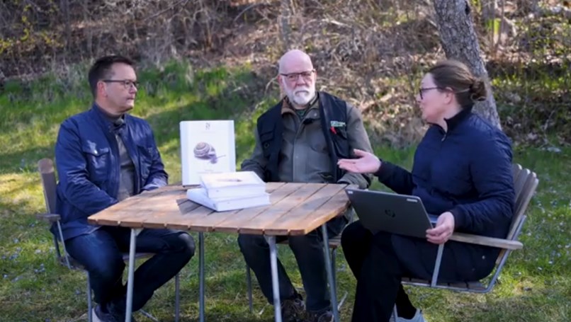 Författarna sittandes runt ett bord utomhus