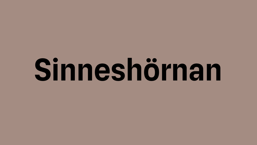 Texten Sinneshörnan i svart på ljusbrun bakgrund