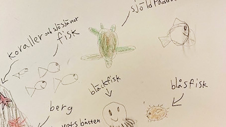 tecknade fiskar och andra djur i havet