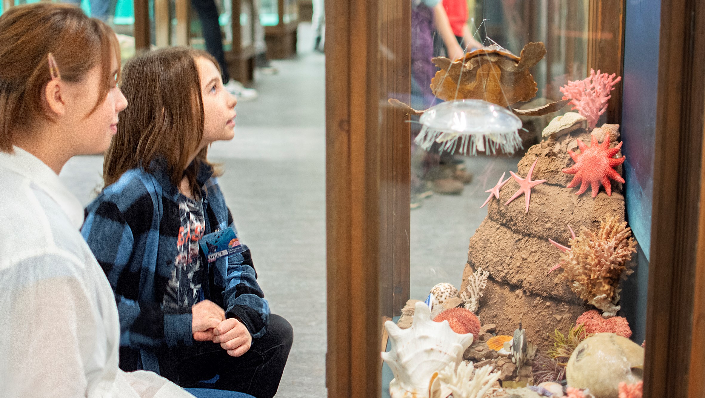 Rockklubbens monter och två medlemmar