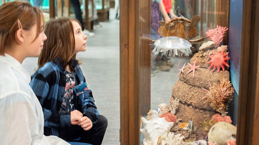 Rockklubbens monter och två medlemmar
